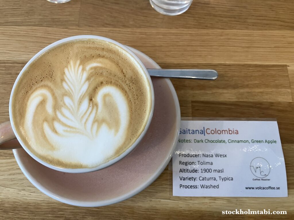Volca Coffee Roasters Söderのカフェラテとカード