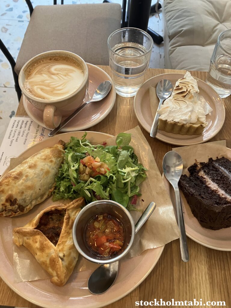 テーブルいっぱいのVolca Coffee Roasters Söderのフード