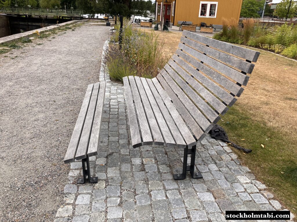 Eskilstuna（エスキルストゥーナ）の木のベンチ