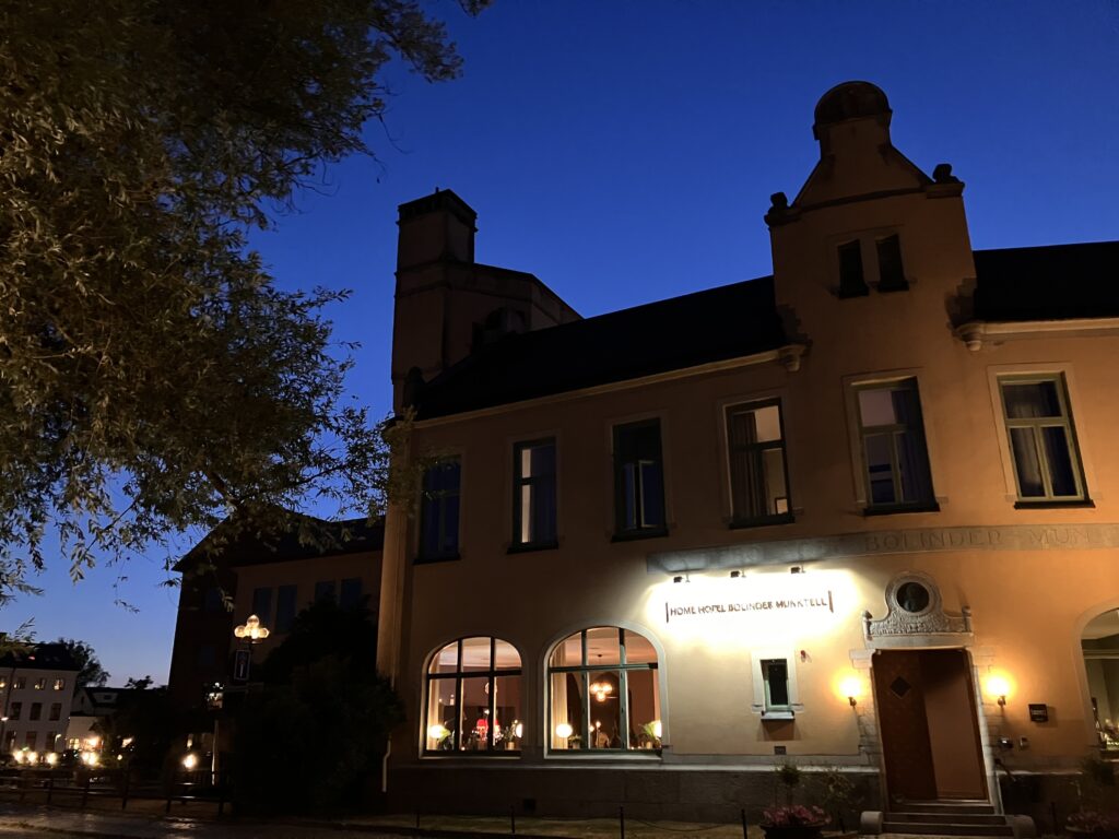 夜にライトアップされたEskilstuna（エスキルストゥーナ）のホテル
