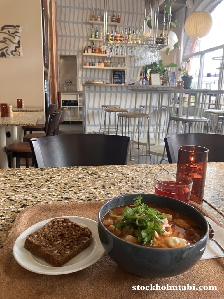Tysta Mariのフィッシュスープと店内