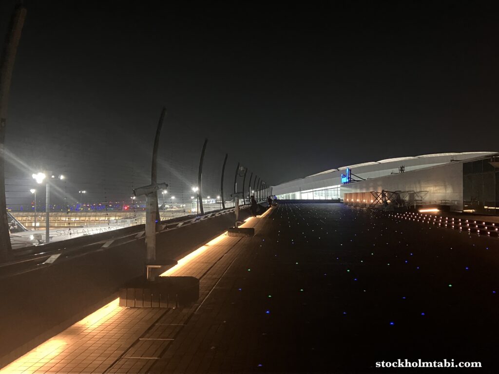 羽田空港展望デッキの飛行機のキラキラした床