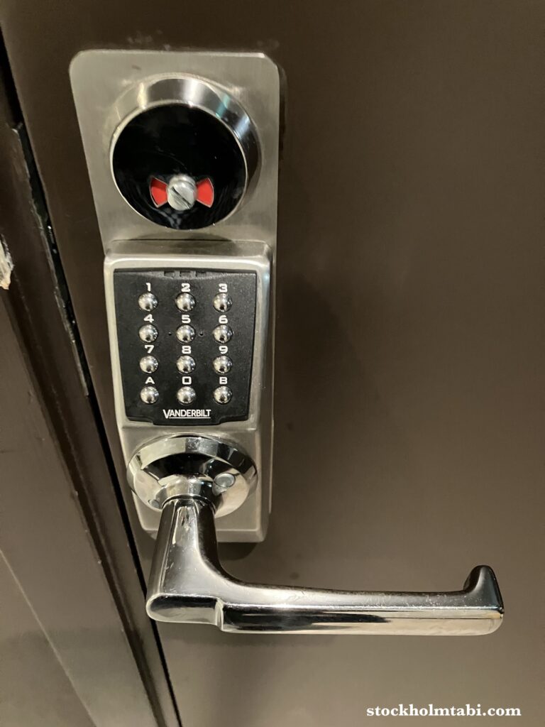 ストックホルムのトイレのドアの暗証番号