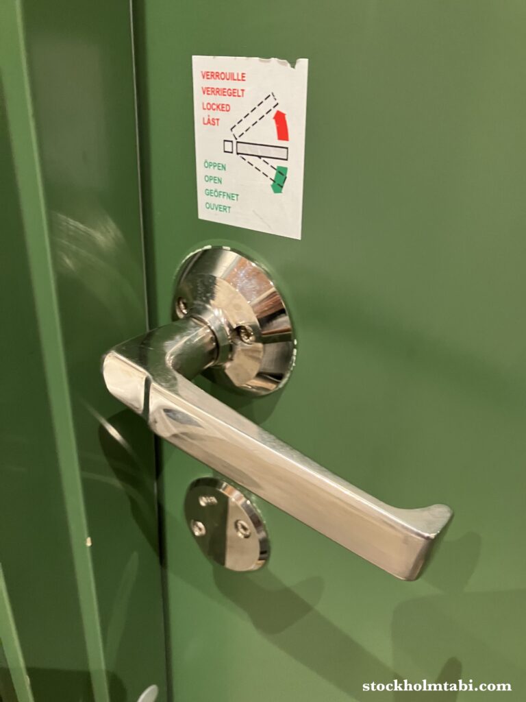 ストックホルムのトイレの開閉の説明