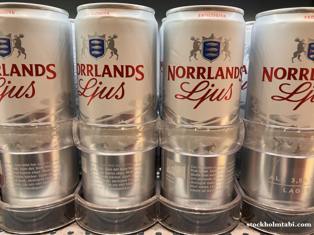 棚に並んだNorrlands Ljusビール